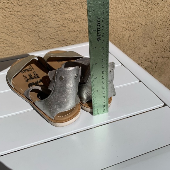 Sorel metallic silver leather sandals with grey elastic straps size 10.5 - Picture 4 of 12